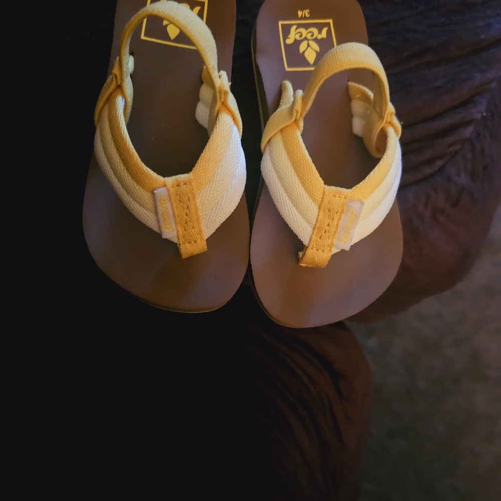 REEF Little Kids JONAS CLAESSON LIL AHI Sandals - Surfing Sloth - Size 3/4 Yello